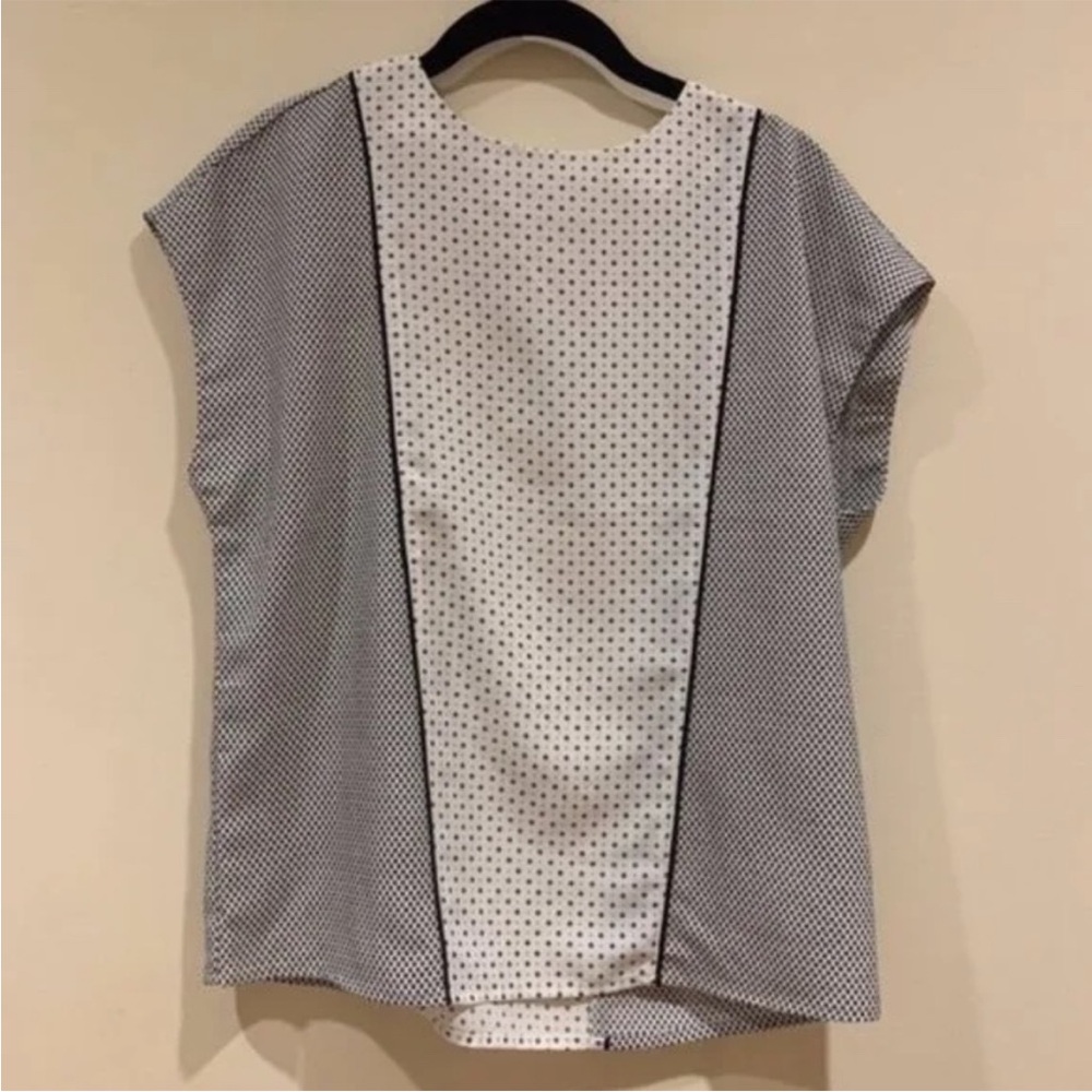 Black and White Dot Patterned Express Short Sleeve Blouse [Extra Small / XS]
